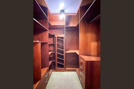 Casa para alugar com 317m², 4 quartos e 4 vagasCloset da Suíte 2