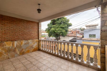 Casa à venda com 340m², 3 quartos e 1 vaga Casa à venda com 340m², 3 quartos e 1 vagaVaranda