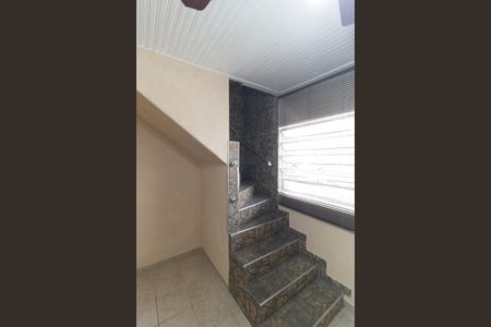 Casa para alugar com 100m², 2 quartos e 1 vagaEscada