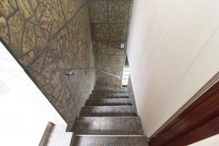 Casa para alugar com 100m², 2 quartos e 1 vagaEscada