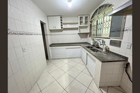 Casa de condomínio para alugar com 239m², 3 quartos e 1 vagaCozinha