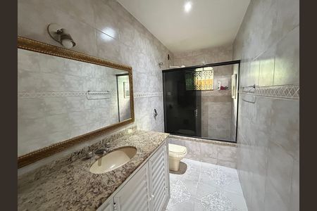 Casa de condomínio para alugar com 239m², 3 quartos e 1 vagaBanheiro da suíte