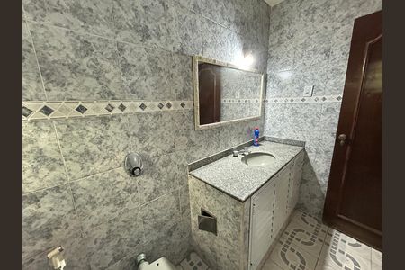Casa de condomínio para alugar com 239m², 3 quartos e 1 vagaBanheiro social