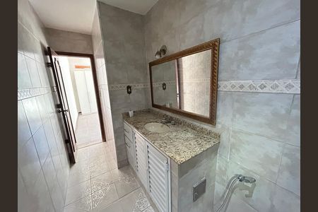 Casa de condomínio para alugar com 239m², 3 quartos e 1 vagaBanheiro da suíte