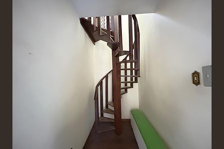 Casa de condomínio para alugar com 239m², 3 quartos e 1 vagaEscada para o terraço