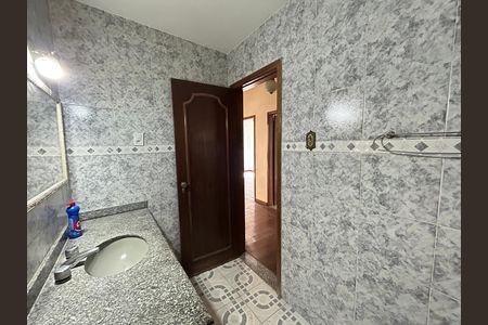 Casa de condomínio para alugar com 239m², 3 quartos e 1 vagaBanheiro social