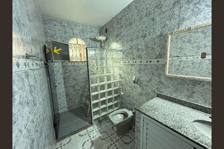 Casa de condomínio para alugar com 239m², 3 quartos e 1 vagaBanheiro social