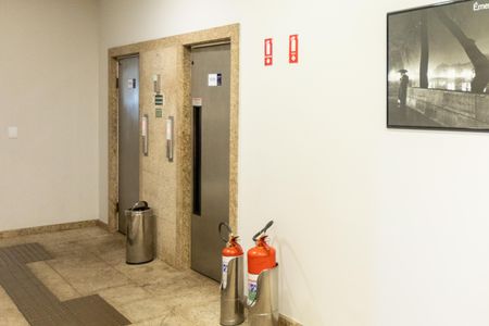 Área Comum - Hall do Elevador de apartamento para alugar com 1 quarto, 50m² em Centro, Campinas