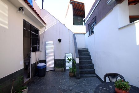 Casa à venda com 196m², 6 quartos e 2 vagasCasa 1 - Varanda dos Fundos
