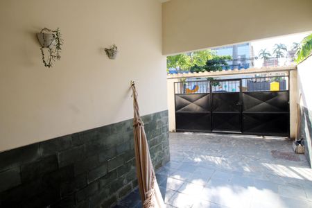 Casa à venda com 196m², 6 quartos e 2 vagasCasa 1 - Varanda e Garagem