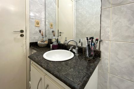 Banheiro de apartamento à venda com 3 quartos, 60m² em Bairro da Glória, Contagem