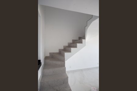 Casa à venda com 95m², 3 quartos e 1 vagaEscada