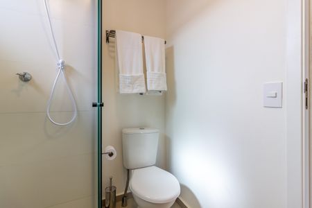 Banheiro de apartamento à venda com 1 quarto, 25m² em Pinheiros, São Paulo