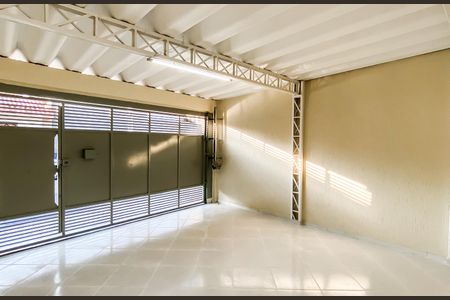 Casa à venda com 170m², 2 quartos e 2 vagas Casa à venda com 170m², 2 quartos e 2 vagasGaragem