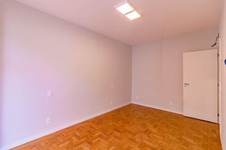 Casa à venda com 205m², 3 quartos e 2 vagasSuíte