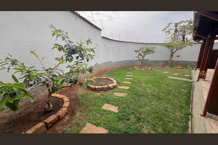 Casa à venda com 293m², 3 quartos e 5 vagas Casa à venda com 293m², 3 quartos e 5 vagasQuintal