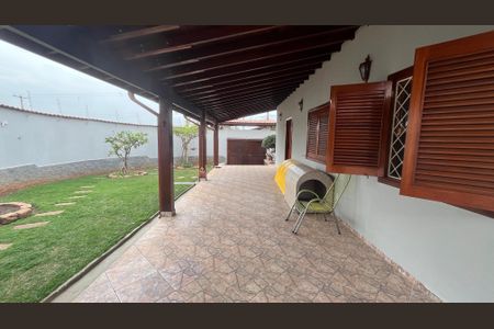 Casa à venda com 293m², 3 quartos e 5 vagas Casa à venda com 293m², 3 quartos e 5 vagasQuintal