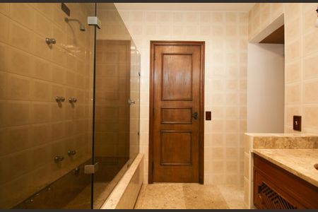 Casa à venda com 480m², 4 quartos e 5 vagasBanheiro suíte 2