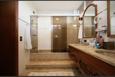 Casa à venda com 480m², 4 quartos e 5 vagasBanheiro suíte 1