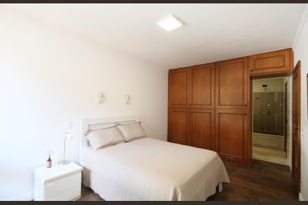 Casa à venda com 480m², 4 quartos e 5 vagasSuíte 2