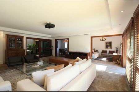 Casa à venda com 480m², 4 quartos e 5 vagasSala