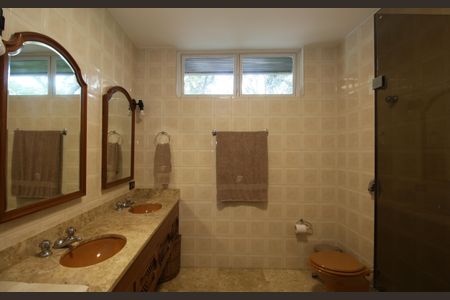 Casa à venda com 480m², 4 quartos e 5 vagasBanheiro suíte 2