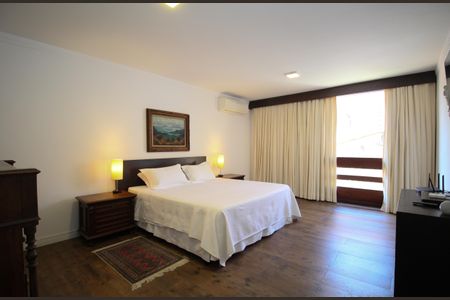 Casa à venda com 480m², 4 quartos e 5 vagasSuíte 1