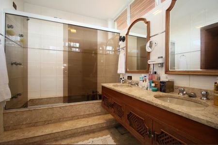 Casa à venda com 480m², 4 quartos e 5 vagasBanheiro suíte 1