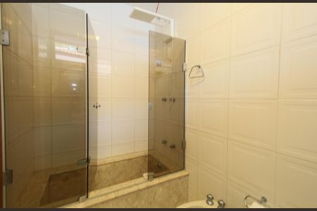 Casa à venda com 480m², 4 quartos e 5 vagasBanheiro suíte 3