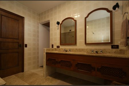 Casa à venda com 480m², 4 quartos e 5 vagasBanheiro suíte 2