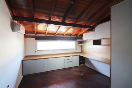 Casa à venda com 227m², 3 quartos e 3 vagasEscritório