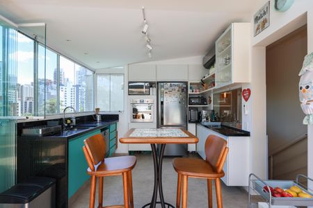 Apartamento à venda com 128m², 3 quartos e 2 vagas Apartamento à venda com 128m², 3 quartos e 2 vagasCozinha