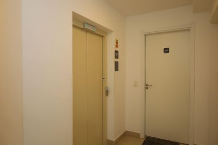 Apartamento para alugar com 41m², 2 quartos e sem vagaÁrea comum - Saguão do andar