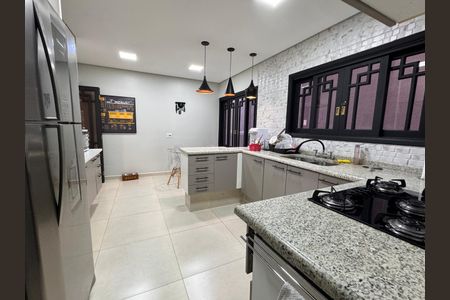 Casa à venda com 500m², 4 quartos e 3 vagas Casa à venda com 500m², 4 quartos e 3 vagasCozinha