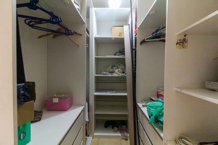 Casa à venda com 250m², 3 quartos e 4 vagas Casa à venda com 250m², 3 quartos e 4 vagasCloset Suíte