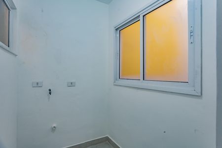 Banheiro social de kitnet/studio para alugar com 1 quarto, 30m² em Vila Santo Estefano, São Paulo