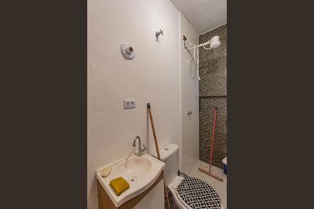 Banheiro social de kitnet/studio para alugar com 1 quarto, 30m² em Vila Santo Estefano, São Paulo