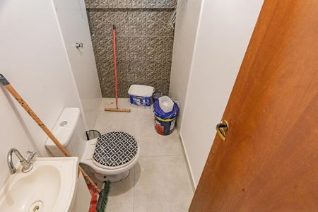 Banheiro social de kitnet/studio para alugar com 1 quarto, 30m² em Vila Santo Estefano, São Paulo