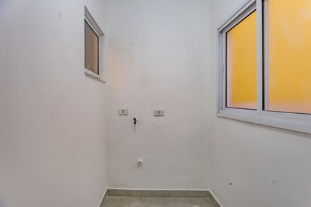 Banheiro social de kitnet/studio para alugar com 1 quarto, 30m² em Vila Santo Estefano, São Paulo