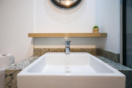 Banheiro de apartamento para alugar com 1 quarto, 29m² em Jardim das Acácias, São Paulo