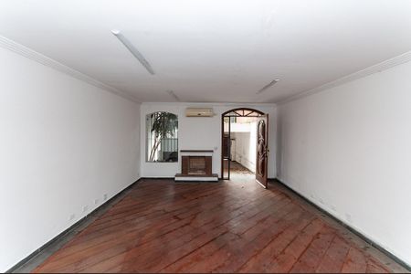 Casa à venda com 330m², 2 quartos e 2 vagas Casa à venda com 330m², 2 quartos e 2 vagasSala