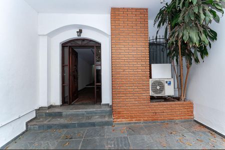 Casa à venda com 330m², 2 quartos e 2 vagas Casa à venda com 330m², 2 quartos e 2 vagasFachada