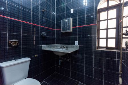 Casa à venda com 330m², 2 quartos e 2 vagas Casa à venda com 330m², 2 quartos e 2 vagasBanheiro da Suíte 2