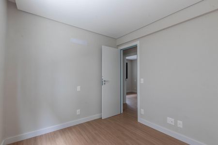 Apartamento à venda com 214m², 3 quartos e 2 vagas Apartamento à venda com 214m², 3 quartos e 2 vagasQuarto 1