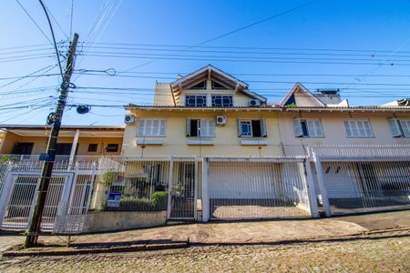 Casa à venda com 252m², 4 quartos e 2 vagas Casa à venda com 252m², 4 quartos e 2 vagasFachada