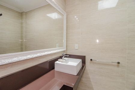 Casa à venda com 252m², 4 quartos e 2 vagas Casa à venda com 252m², 4 quartos e 2 vagasBanheiro Social