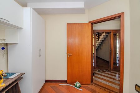 Casa à venda com 252m², 4 quartos e 2 vagas Casa à venda com 252m², 4 quartos e 2 vagasEscritório