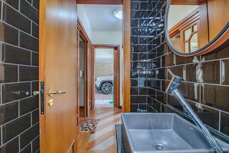 Casa à venda com 252m², 4 quartos e 2 vagas Casa à venda com 252m², 4 quartos e 2 vagasLavabo