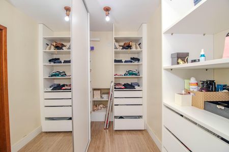 Casa à venda com 252m², 4 quartos e 2 vagas Casa à venda com 252m², 4 quartos e 2 vagasCloset da Suíte