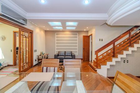 Casa à venda com 252m², 4 quartos e 2 vagas Casa à venda com 252m², 4 quartos e 2 vagasSala